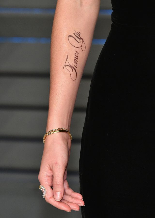 Tatuaje de Emma Watson en la fiesta de Vanity Fair