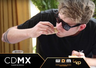 Tujamo probando comida típica en la CDMX