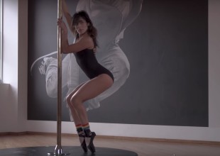 María León sorprende con atrevido baile en body negro