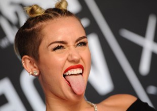 Miley Cyrus revive polémica foto desnuda a los 15 años