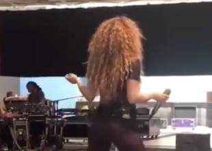 Shakira hace sexy movimiento de caderas y atacan su cuerpo