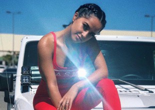 Becky G impacta con fotos en bikini