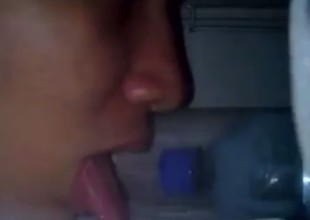 Metió la lengua en el congelador y lo que le pasó fue aterrador