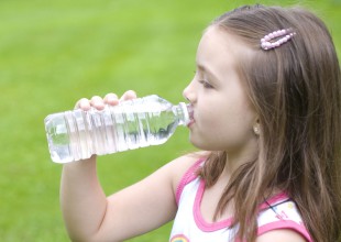 Niños que beben agua potable tienen mejor rendimiento escolar
