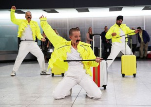 El personal de Heathrow rinde homenaje a Freddie Mercury