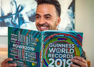 Luis Fonsi recibe certificados de Record Guinness