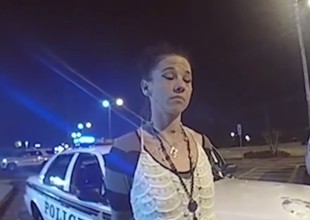 Mujer esposada les roba la patrulla en su cara