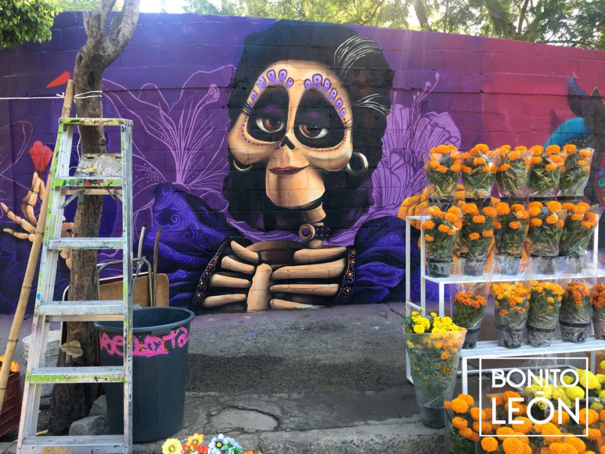Adornan cementerio en México con hermosos murales inspirados en la película "Coco"