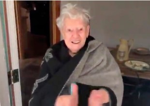 Mujer de 96 años reacciona de manera muy tierna al ver y sentir la nieve