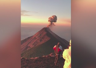 Observaba el paisaje justo cuando un volcán hizo erupción