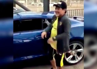 Maradona llega a entrenamiento de Dorados en su nuevo juguetito
