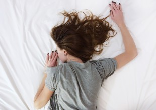 Las mujeres prefieren dormir así que con sus parejas