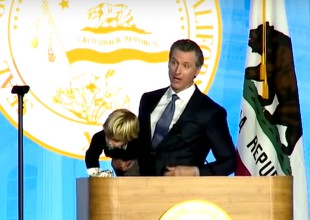 Niño de 2 años le roba el show al gobernador de California