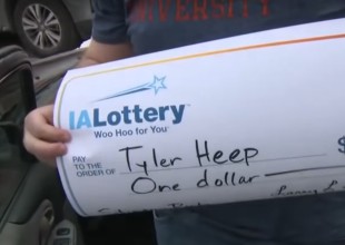 Recibió un minúsculo premio de lotería y exigió un cheque gigante