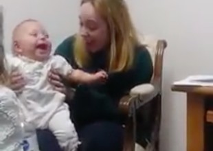 Así reaccionó esta bebé al escuchar por primera vez