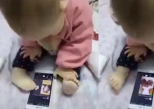 Bebé maneja celular como una experta