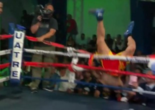 Boxeador se enciende y sale "volando" del ring