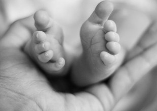 Transgénero le da la bienvenida a su primer hijo