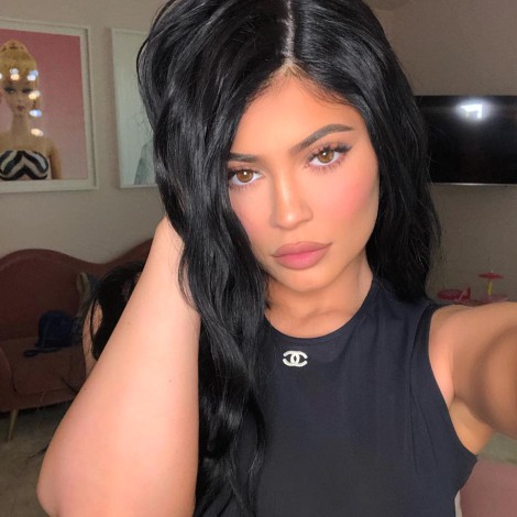 Kylie Jenner enseña de más con vestido transparente