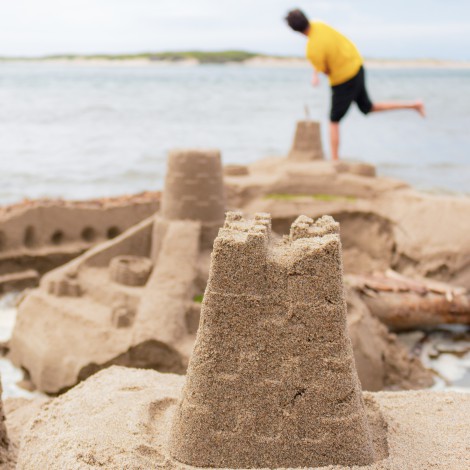 Llevan a la playa a niño que soñaba con hacer castillos de arena