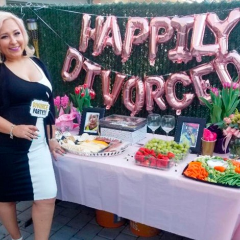 Mujer celebra su divorcio con una fiesta