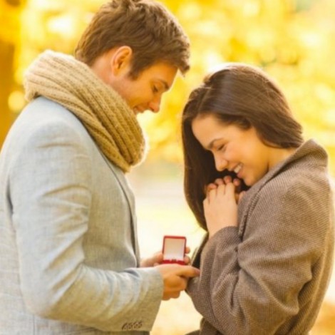 Le pidió matrimonio con un anillo de compromiso robado