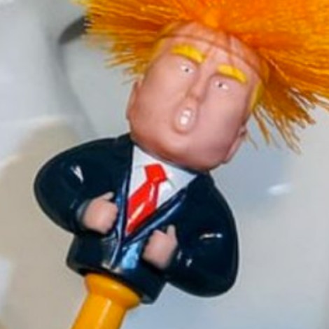 Trump se convierte en cepillo para lavar la taza del baño