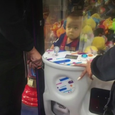 Niño queda atrapado dentro de una maquina de peluches