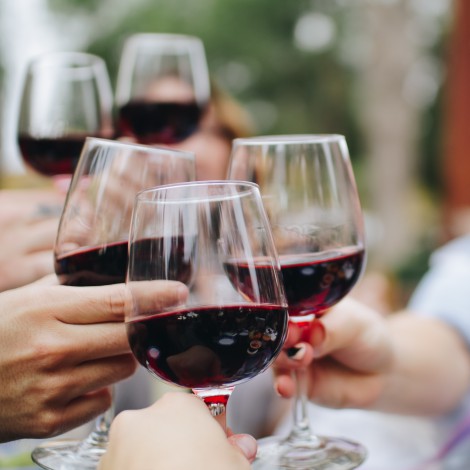 ¡Amantes del vino! Empresa busca a gente que quiera tomar gratis durante tres meses