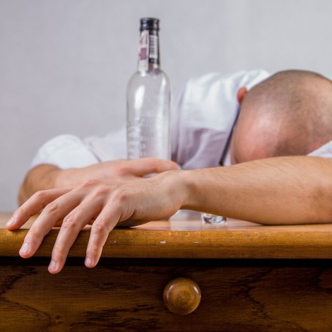 Ser infeliz en el trabajo puede provocarte alcoholismo