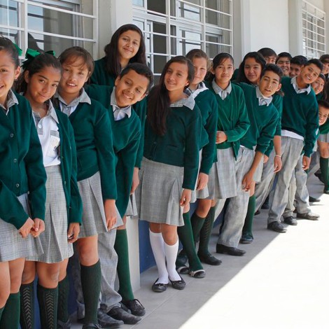 Ellos son los primeros alumnos en usar falda en 'secu' de la CDMX