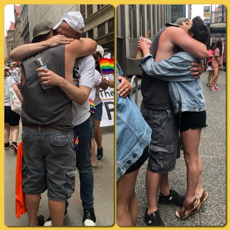 Papá da "abrazos gratis" en desfile gay para hijos que se sienten rechazados