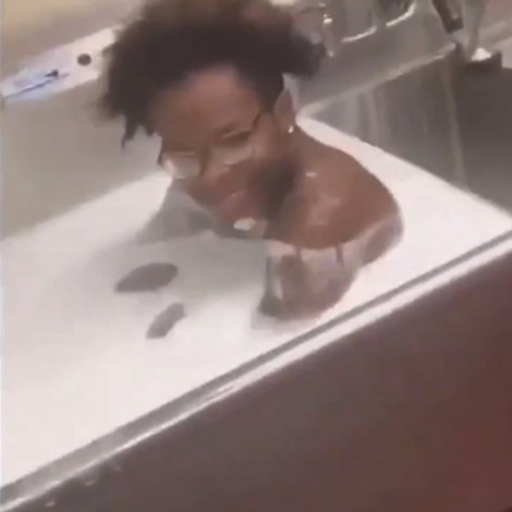 Hombre se da un baño en el lavaplatos de un restaurante