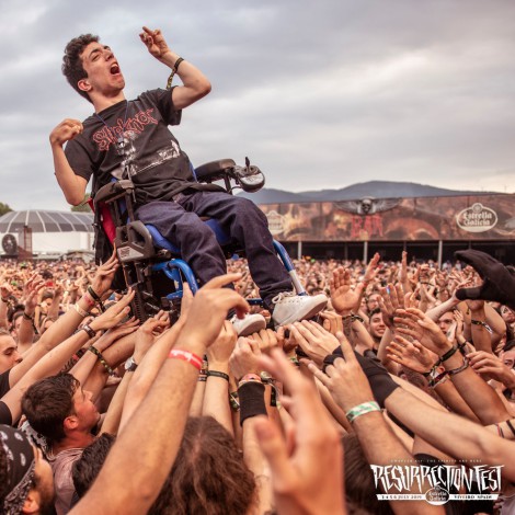 Levantan a fan metalero con discapacidad en festival y la foto se hace viral
