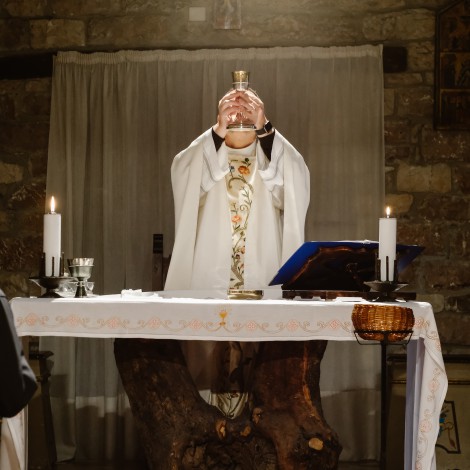 Mujer empuja a sacerdote en plena misa
