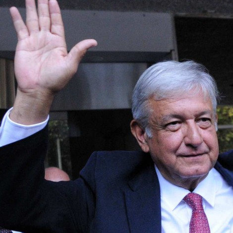 López Obrador compra un algodón a petición del vendedor y causa revuelo