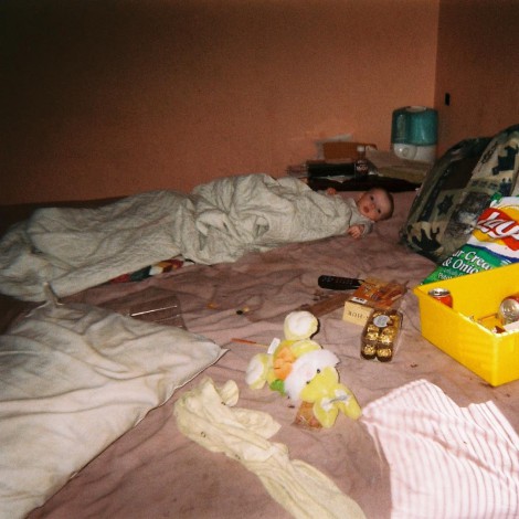 Las fotos de su infancia muestran la triste realidad de vivir con un familiar con adicciones