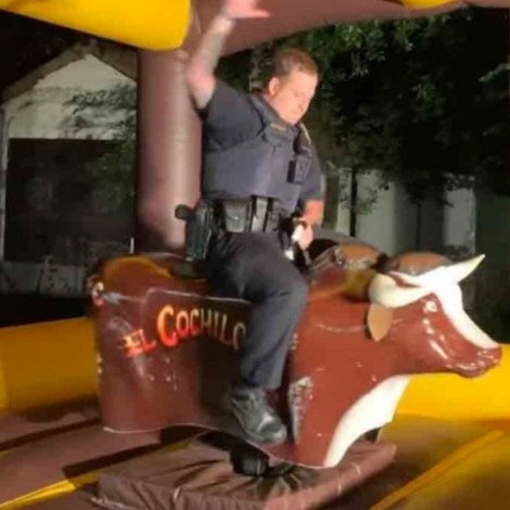 Policía llega a fiesta a poner orden y termina en el toro mecánico
