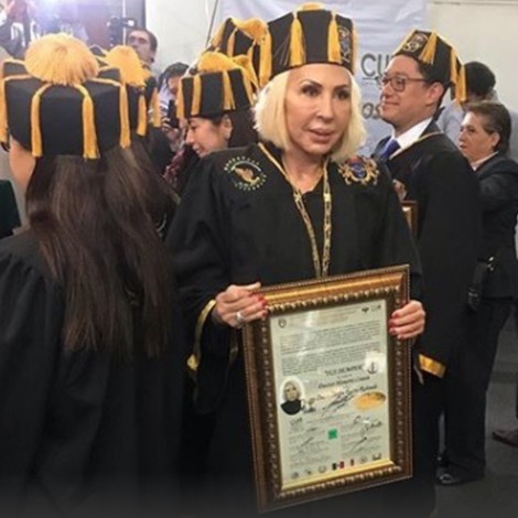 Laura Bozzo recibe Doctorado Honoris Causa y medalla Benito Juárez