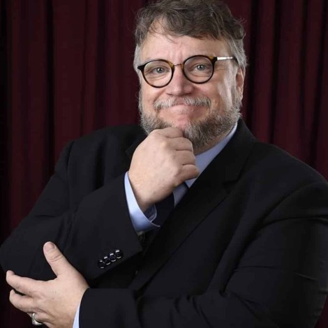 Guillermo del Toro en el Paseo de la fama en Hollywood