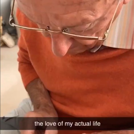 Abuelito pinta las uñas de su nieta hospitalizada
