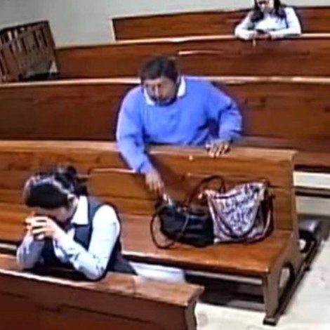 ¡Increíble! Hombre toma el celular del bolso de una mujer en una iglesia y antes de irse se persigna