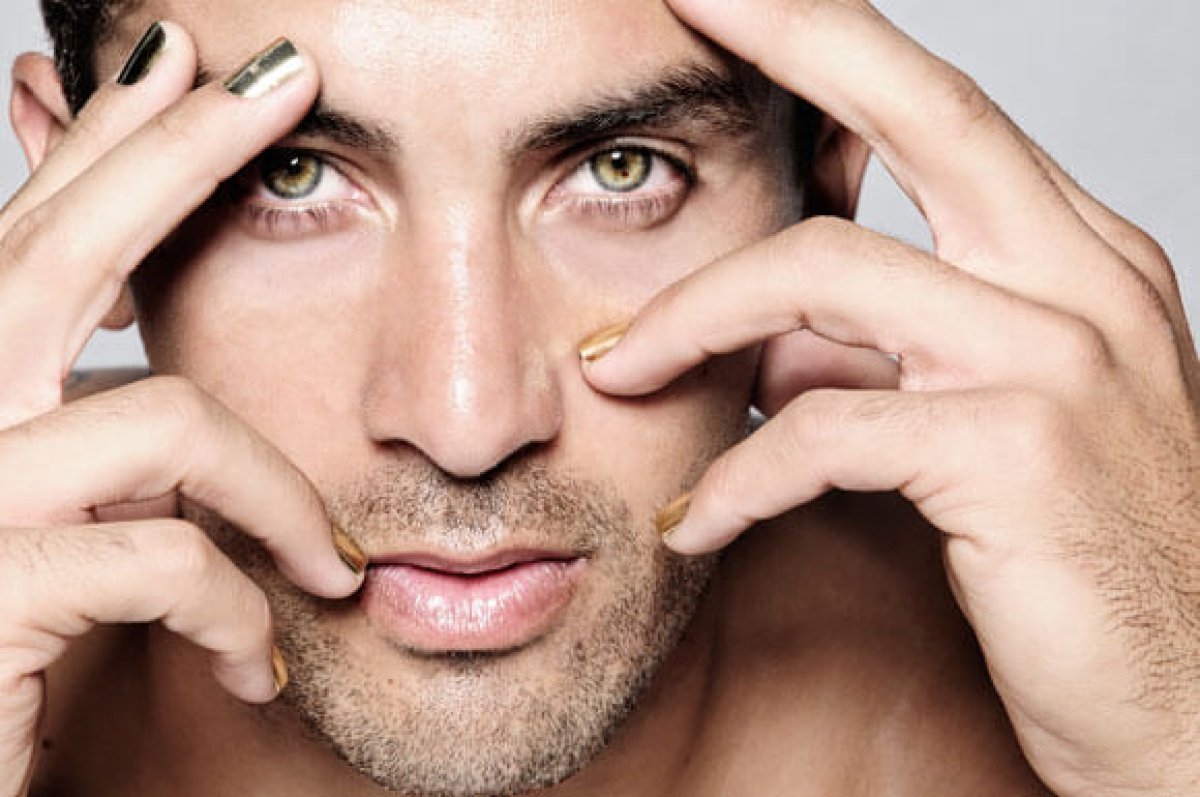 Fotos que muestran que las uñas pintadas no van en contra de la masculinidad
