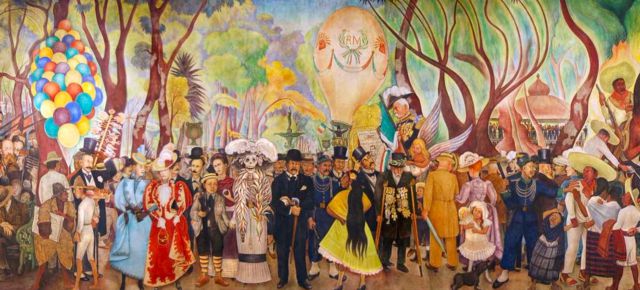 El muralista Diego Rivera le dio un atuendo característico a la Catrina de Guadalupe Posada: una estola de plumas que podemos apreciar en el mural "Sueño de una tarde dominica en la Alameda Central".