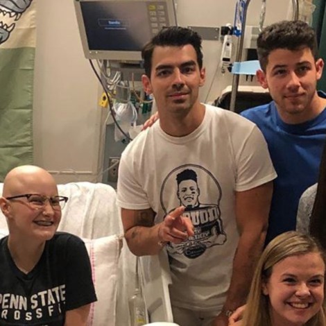 Fan no pudo ir a concierto de los Jonas Brothers por quimioterapia y ellos fueron a visitarla