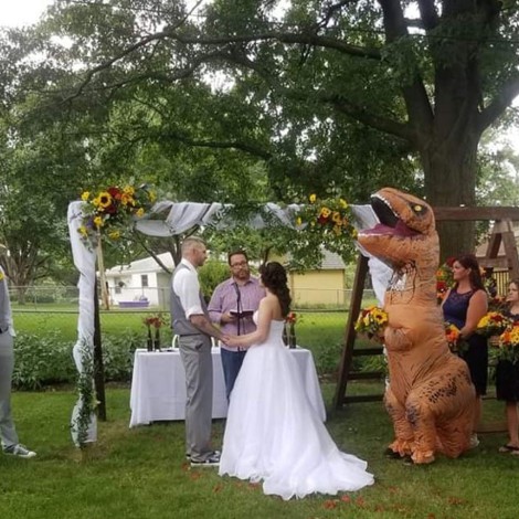Dama de honor se disfraza de dinosaurio T-Rex en la boda de su hermana