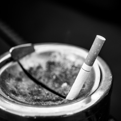 Tirar colillas de cigarro en la calle causaría multa de hasta 25 mil pesos