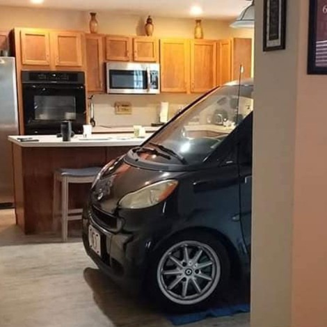 Estaciona su coche en la cocina para que el huracán no lo dañe