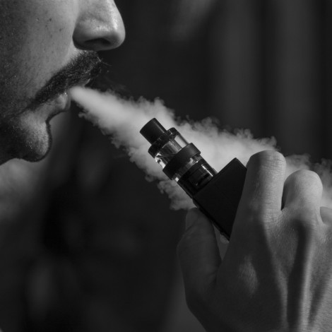 ¿Fumas cigarros electrónicos? "Ante el primer síntoma de tos y fiebre, ve al doctor", advierte el INER