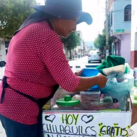 Mujer regala chilaquiles a héroes del sismo de 2017